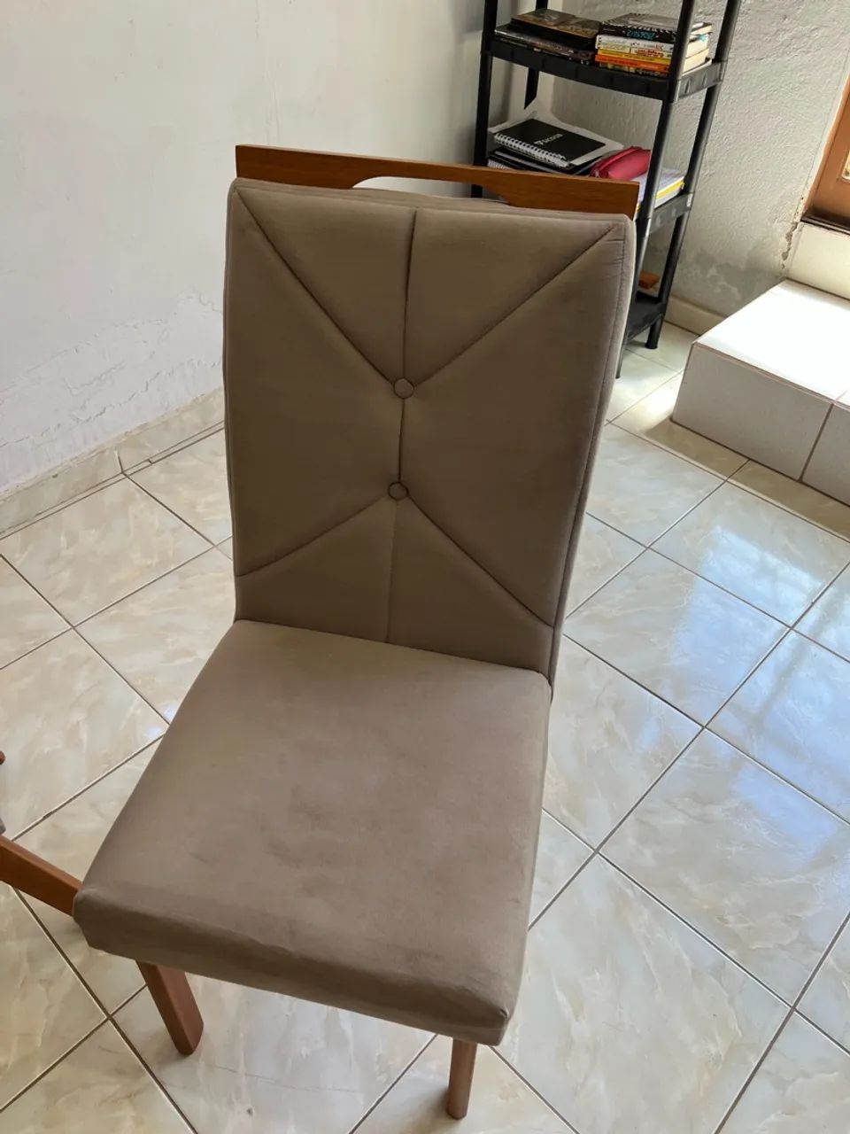 Mesa de madeira com tampo de vidro e 4 cadeiras  - Foto 2