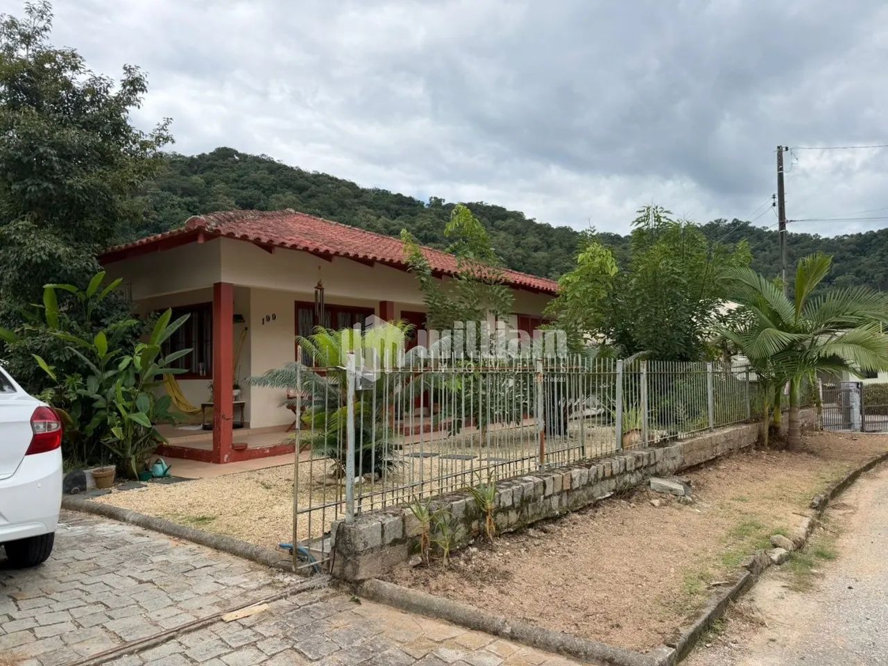CASA NO CENTRO II - DOIS PAVIMENTOS E COM 4 QUARTOS
