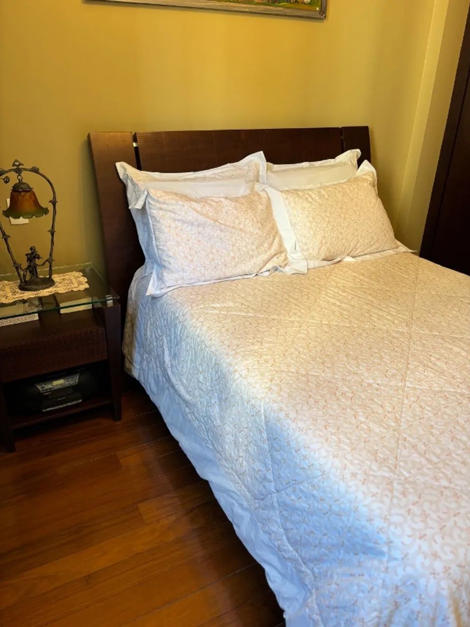 Cama de casal com mesa de cabeceira - Foto 3