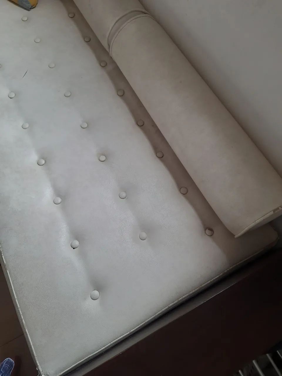 Sofá de couro branco e madeira  - Foto 4