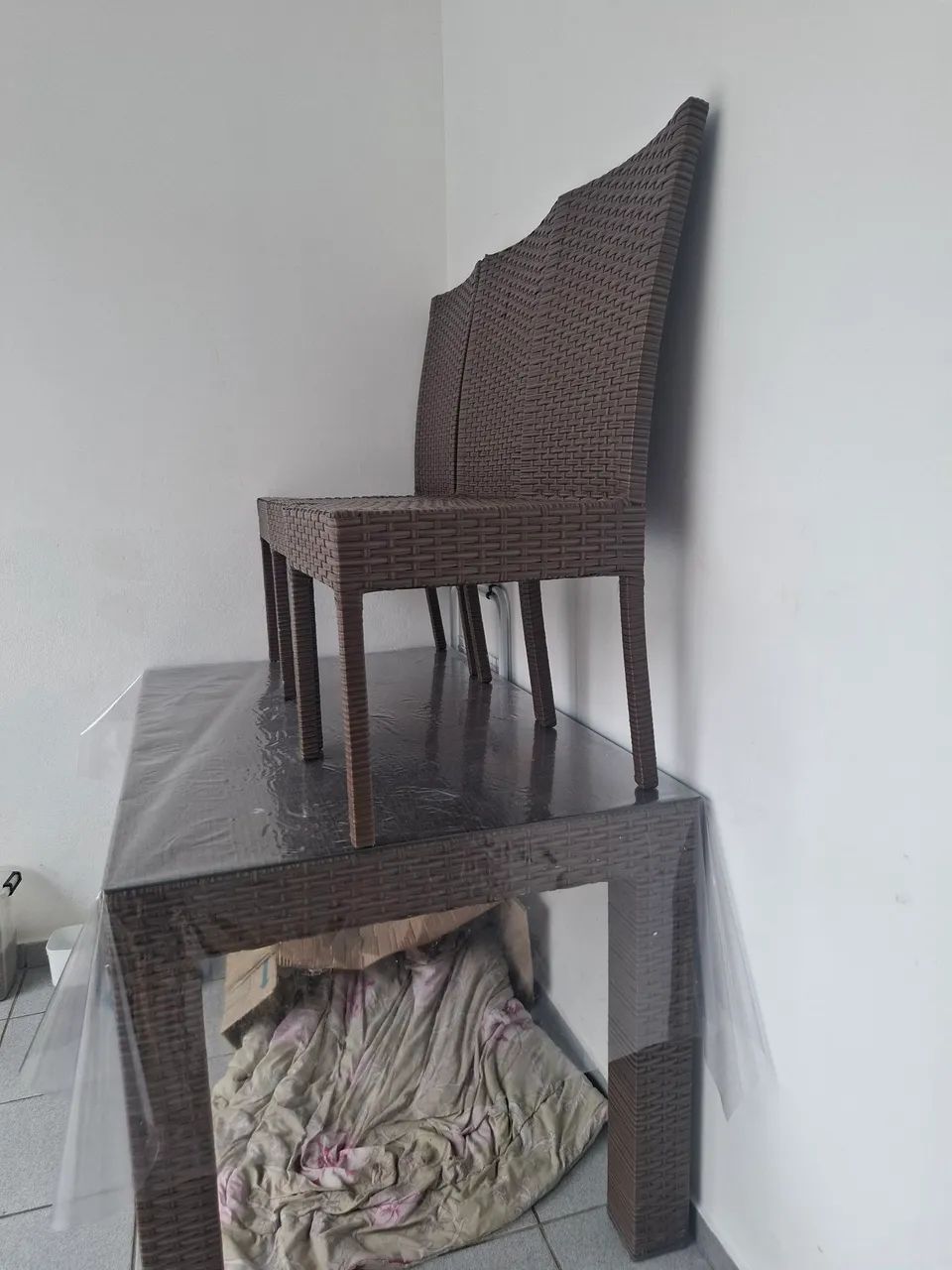 Mesa moderna com 3 cadeiras... obs: mesa com tampão de vidro mesma medida da mesa. - Foto 2