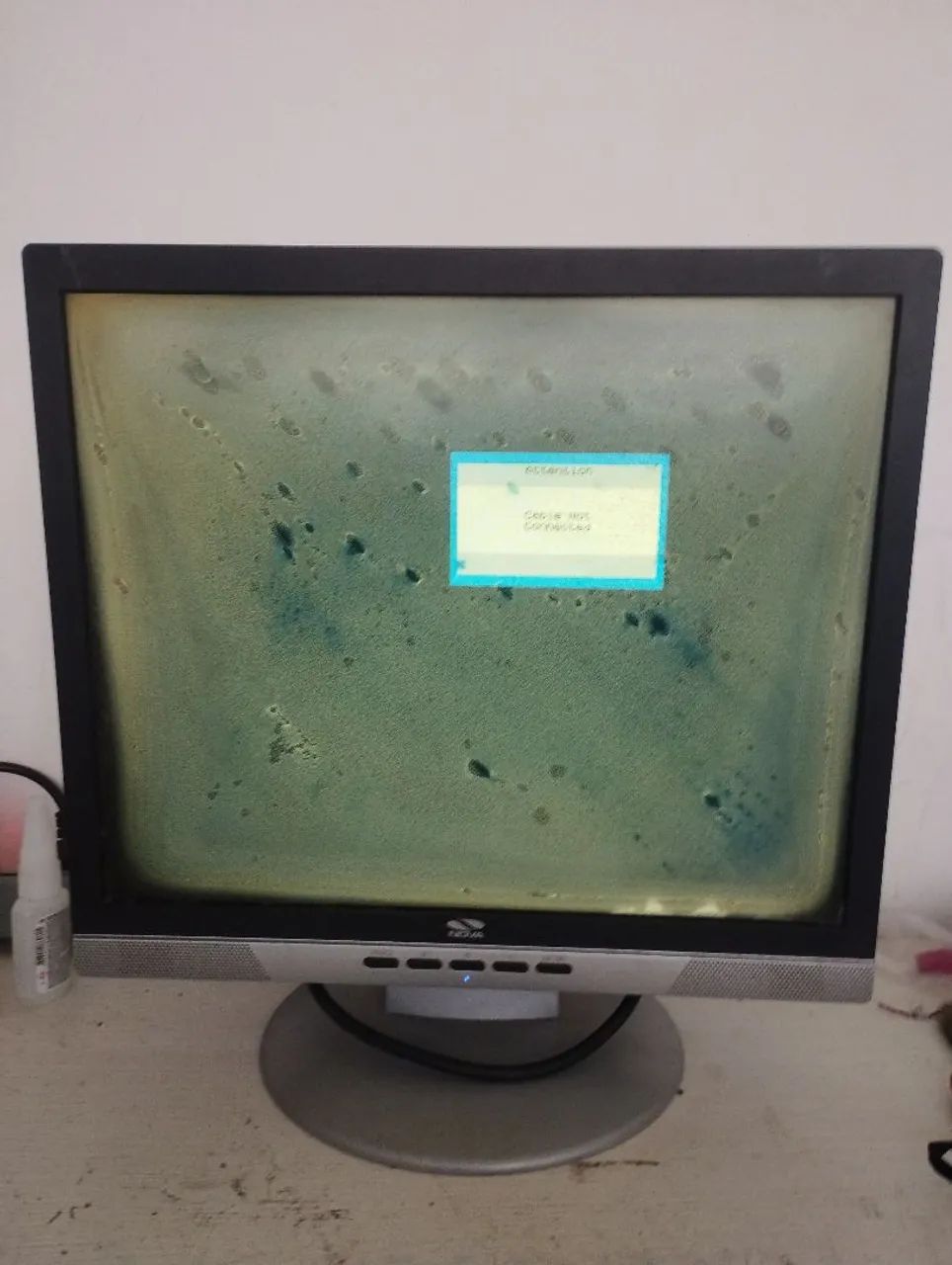 Monitor AOC (data)712sa-N 17 polegadas com defeito 