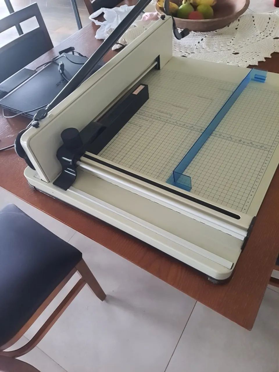 Vendo Gilhotina Semi-Automatica Tamanho A3 Grande Corta até 300 folhas