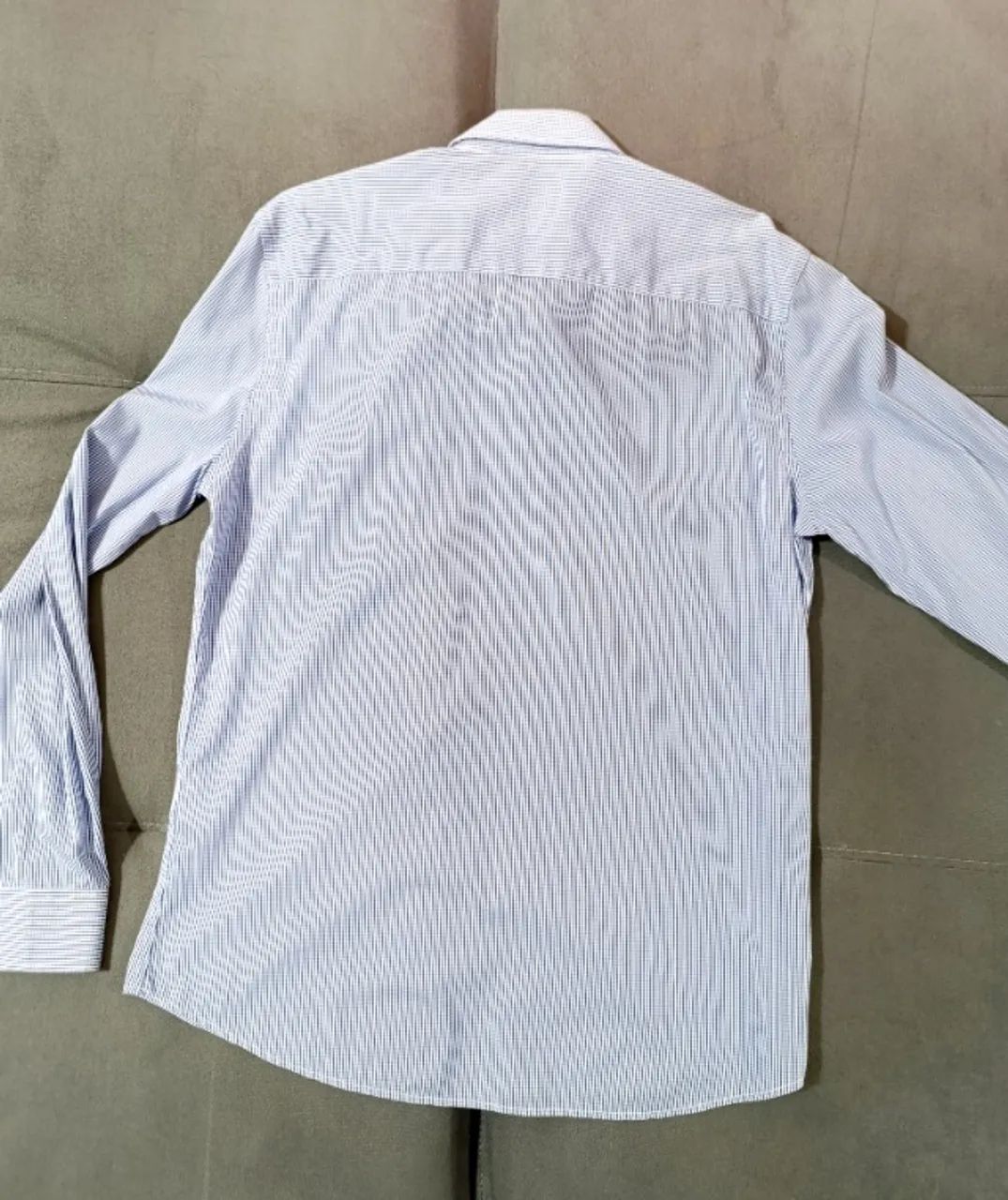 Camisa com linda padronagem cinza, branco e azul, 100% algodão da marca Luigi Bertolli - Foto 2
