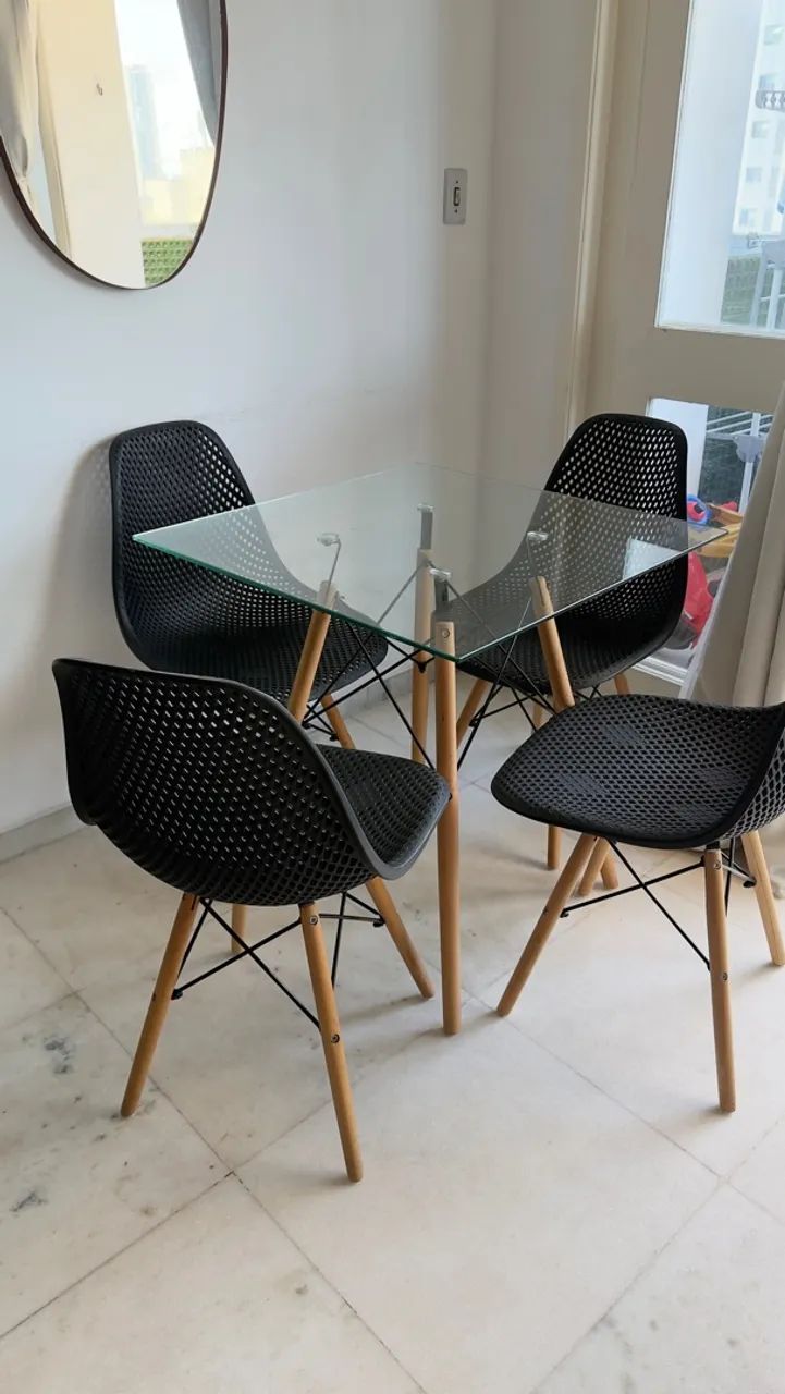 Mesa de vidro com cadeiras 