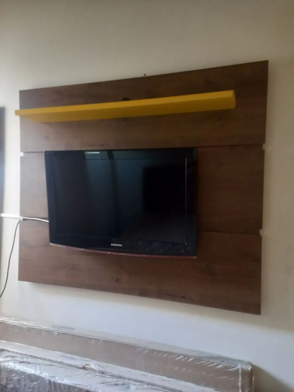 Vendo rack para televisão  de madeira.,1,40m.