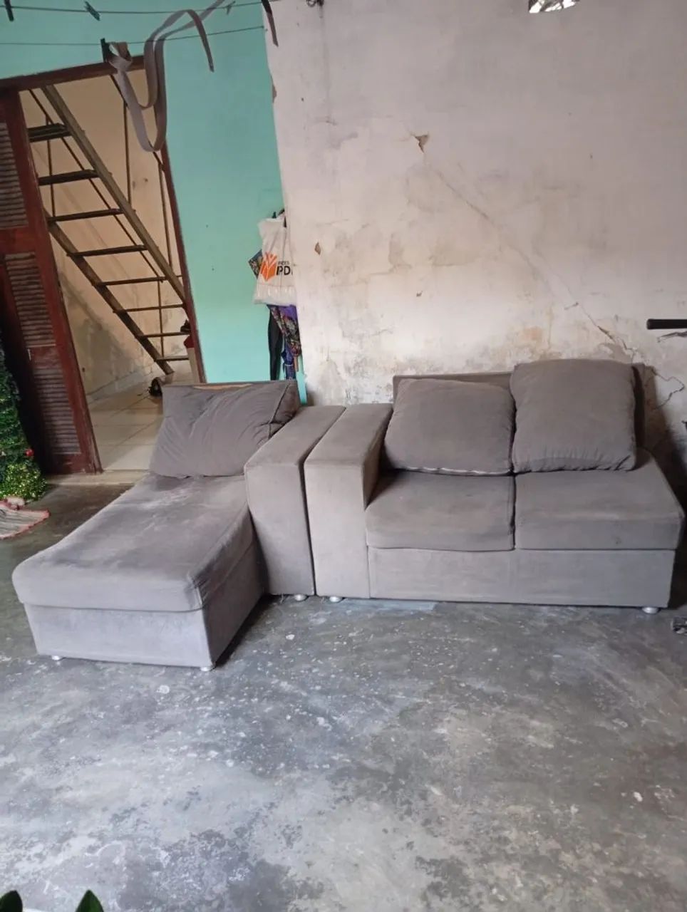 Sofá bom velho mas em boas condições ele todo  - Foto 2