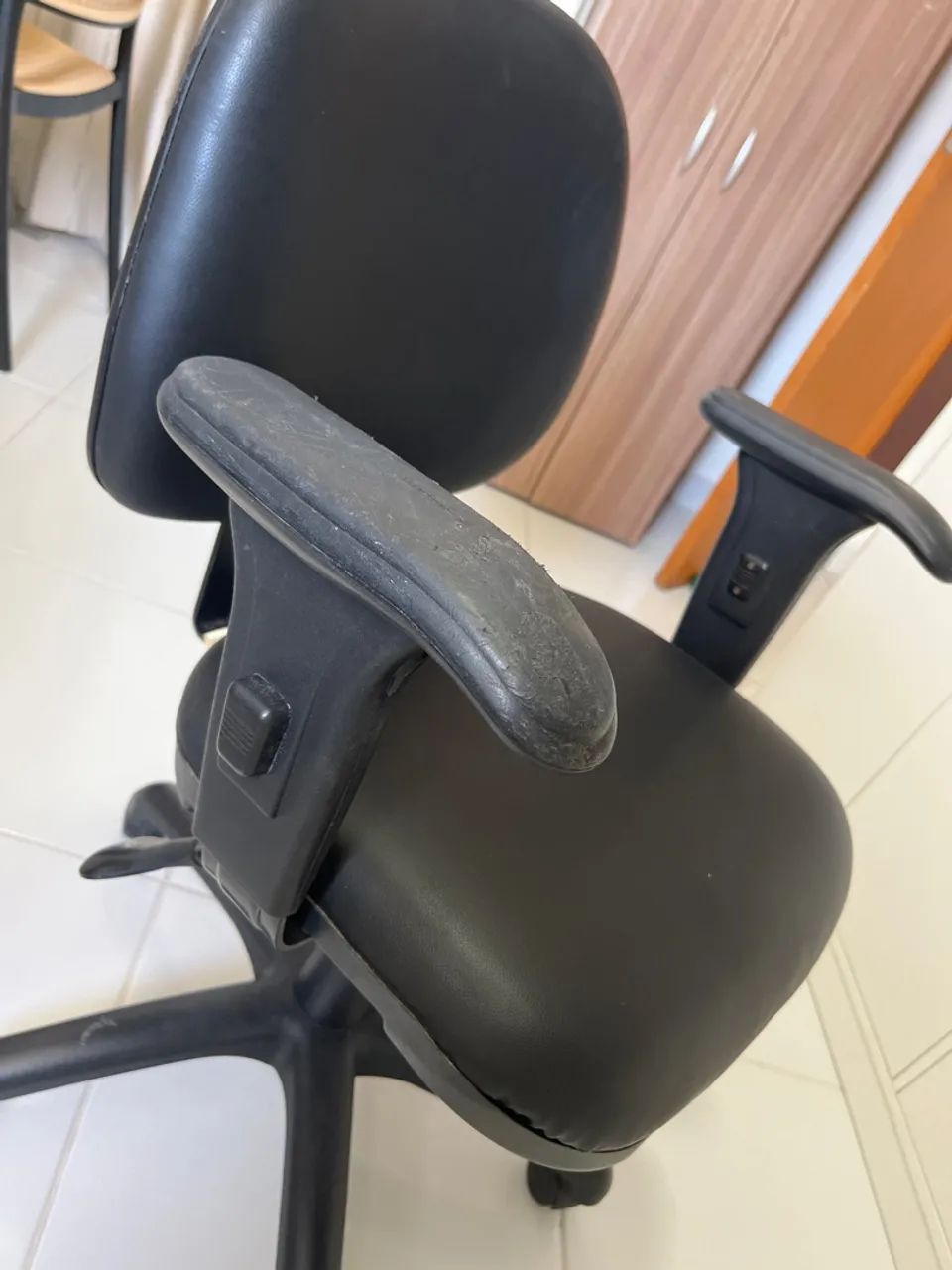 Cadeira Escritório braço e altura regulável  - Foto 2