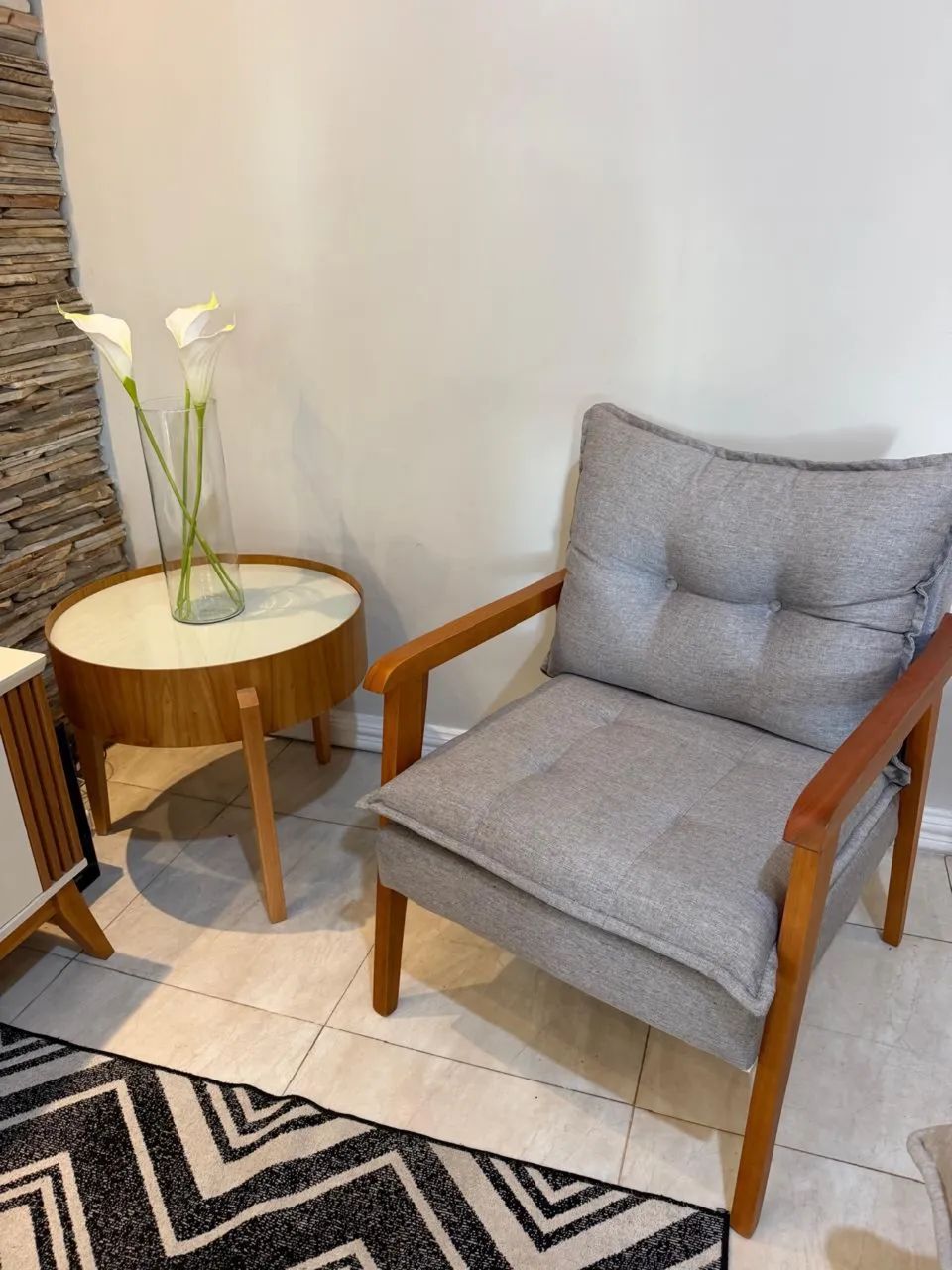 Vendo Poltrona madeira , tecido linho cinza super nova  - Foto 2