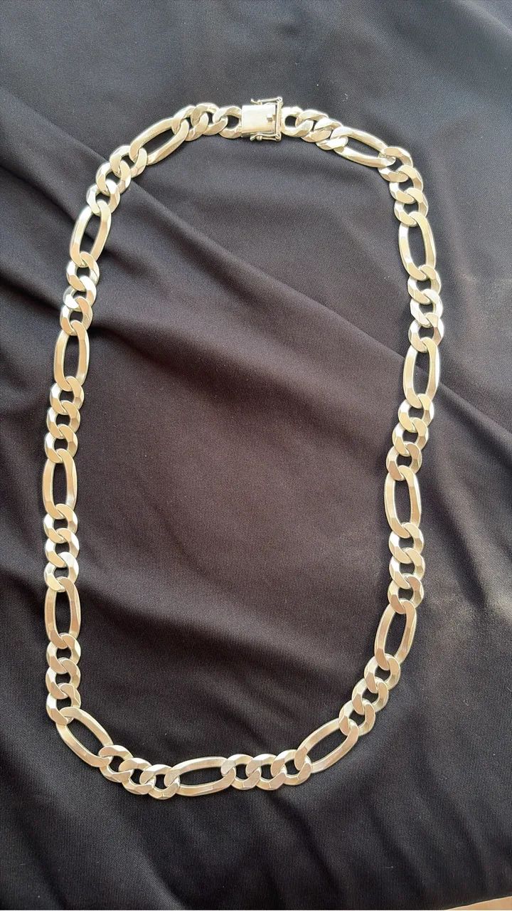 Cordão de prata maciço.