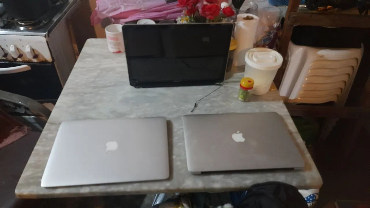 Dois MacBook Air e 1 tela MacBook Pro - Foto 6