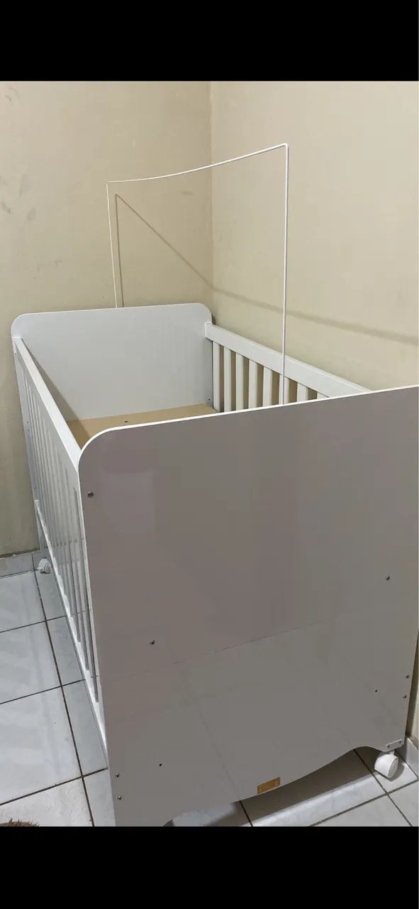 Berço+ cômoda+ banheira + colchão 