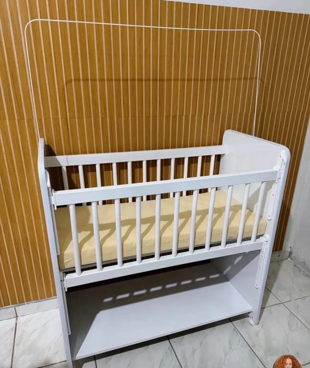 Mine berço móvel,grade com trava sobe e desce.