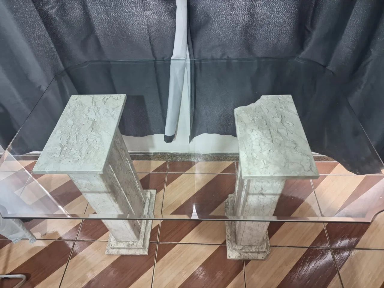 Vendo mesa de mármore com tampo de vidro. - Foto 4