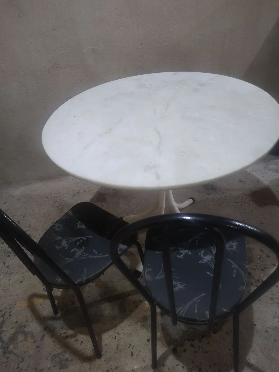 Mesa de cozinha com 2 cadeiras de brinde - Foto 2