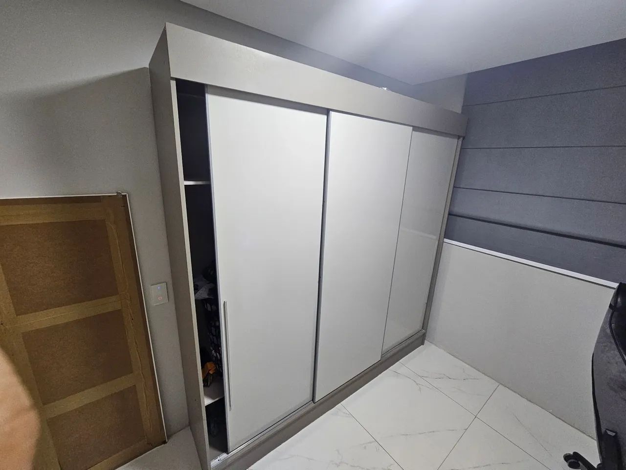 Guarda-Roupa usado com porta de correr 