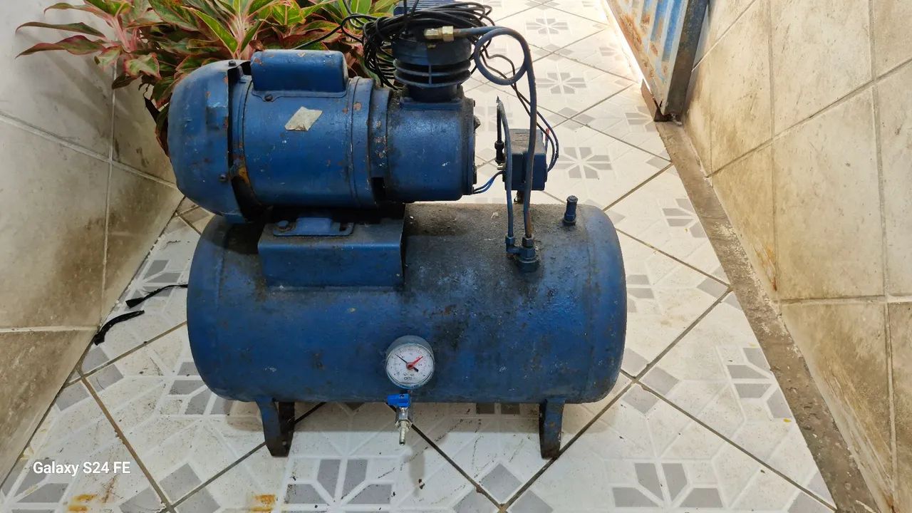 Compressor de ar ainda acompanha um calibrador e um bico novos pra encher pneus