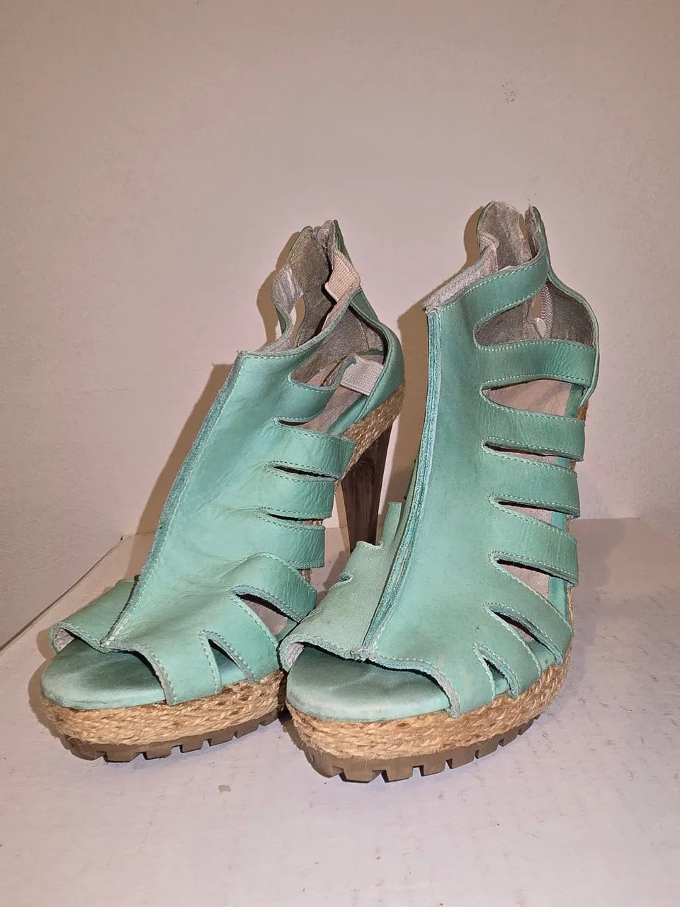 SANDALIA  EM COURO VERDE. SCHUTZ 