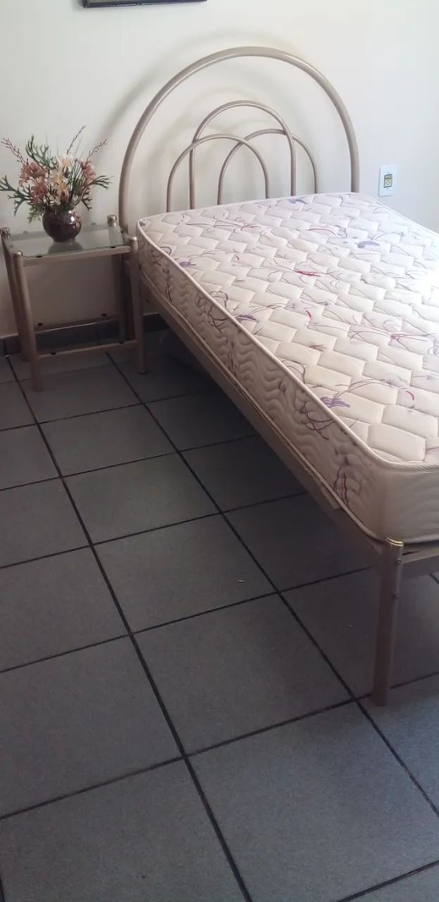 Vendo colchão, criado mudo e  cama de solteiro  - Foto 2