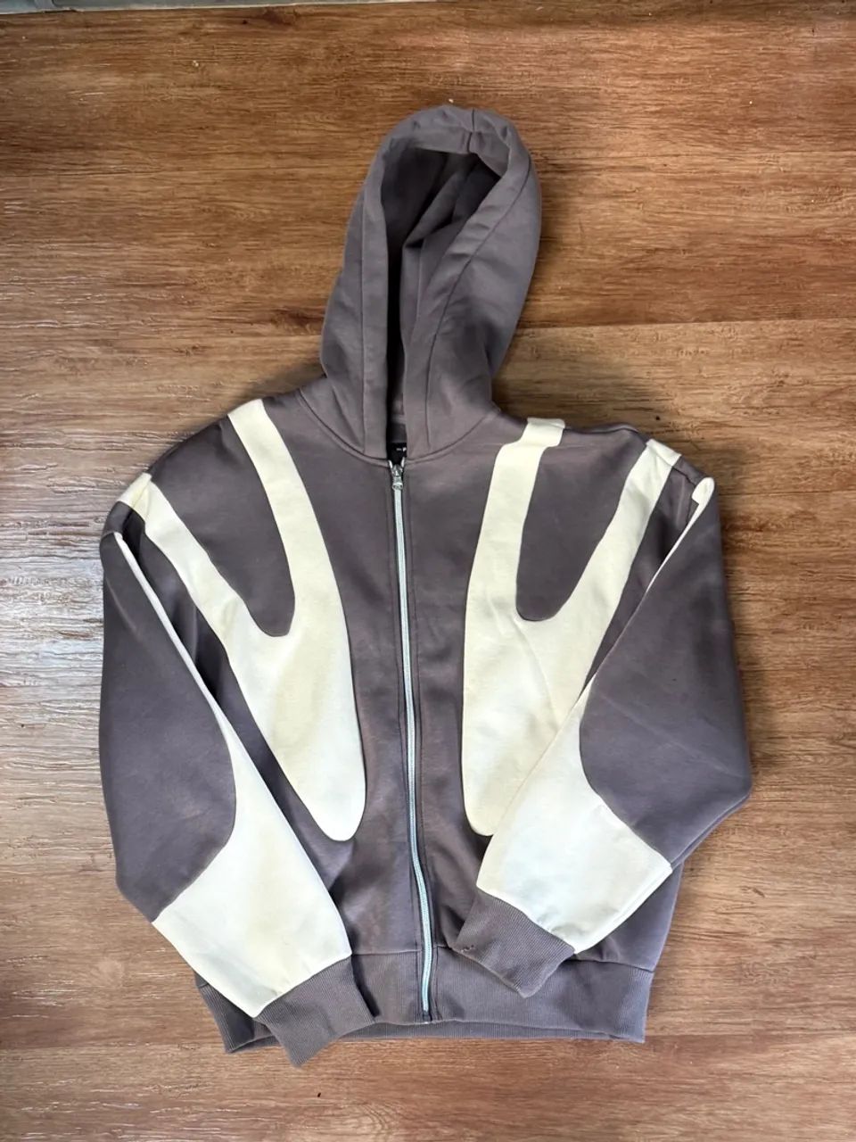Casaco Moletom Oversized Marrom e Creme com Capuz e Zíper