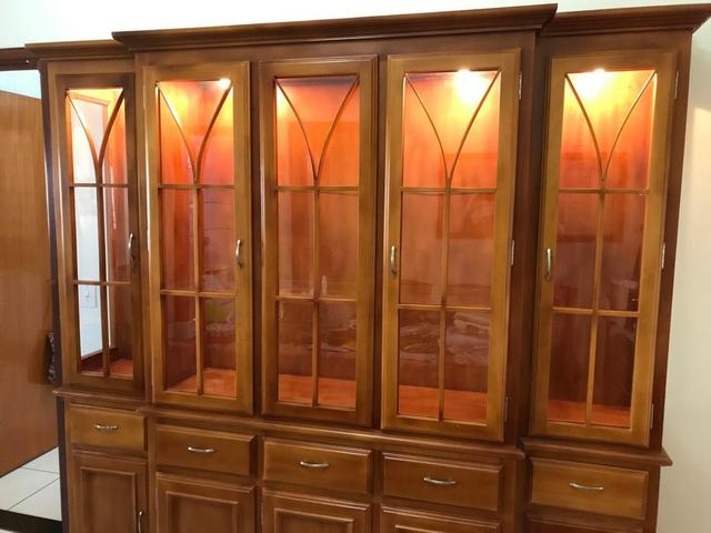 Cristaleira com mesa de 8 cadeiras - Foto 3