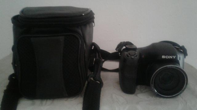 Vendo câmera digital semi proficional sony