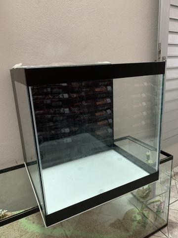 Aquário cubo de 40x40x40 marinho ou doce, sump traseiro e fundo preto