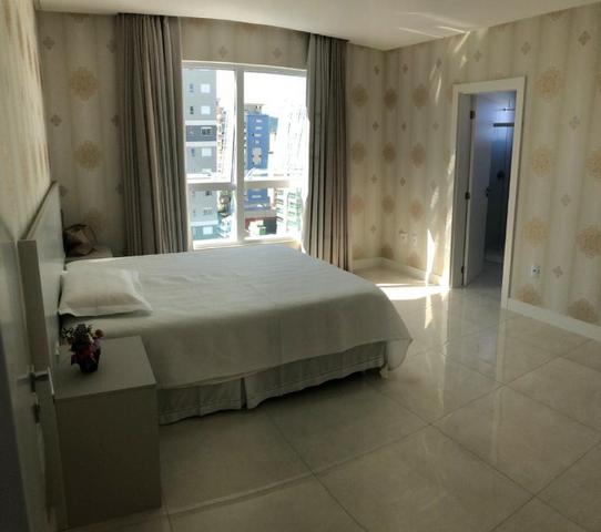 Apartamento 3 suítes Decorado Meia praia - Foto 10