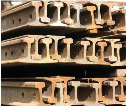 Trilhos Ferroviários Resistentes: A Base para Moegas e Mataburros