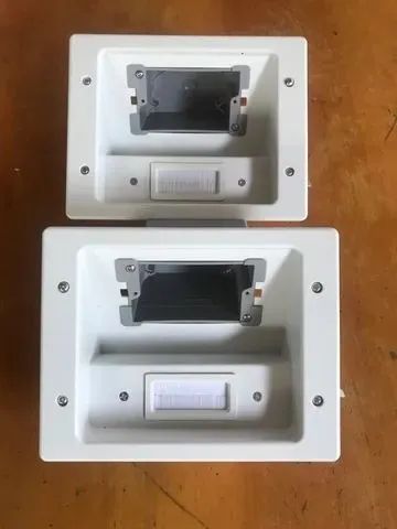 039 Caixa para tomada embutida para mesa