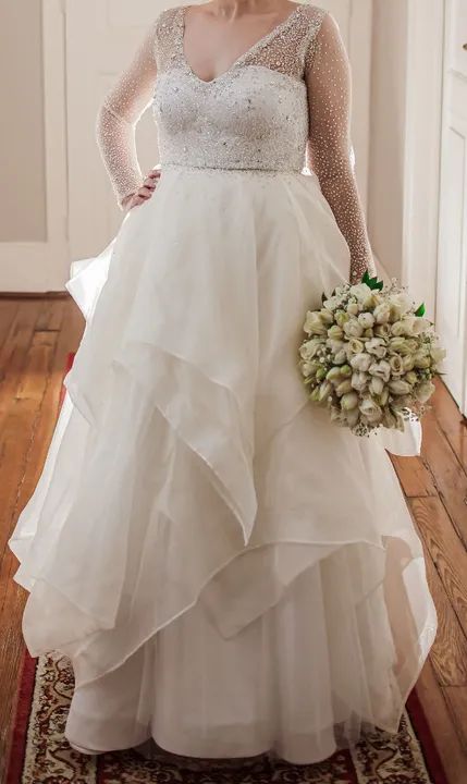 Vestido de Noiva Bordado com Swarovski e Saia Organza de Seda Pura
