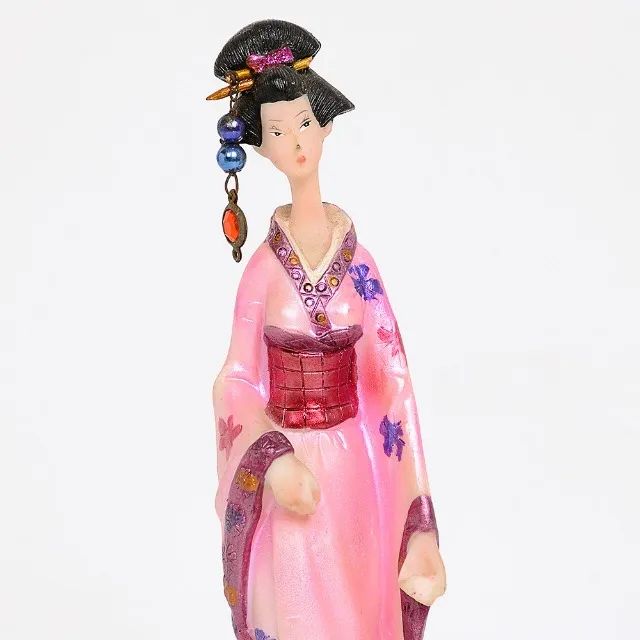 Grande Escultura representando Gueixa com trajes típicos em resina policromada *Descrição - Foto 2