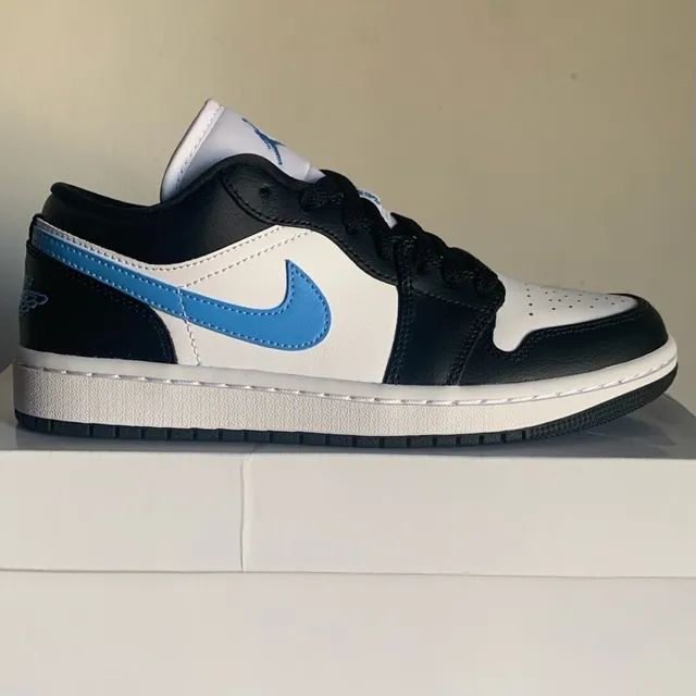 JORDAN 1 LOW BLACK UNIVERSITY BLUE TAM. 37BR