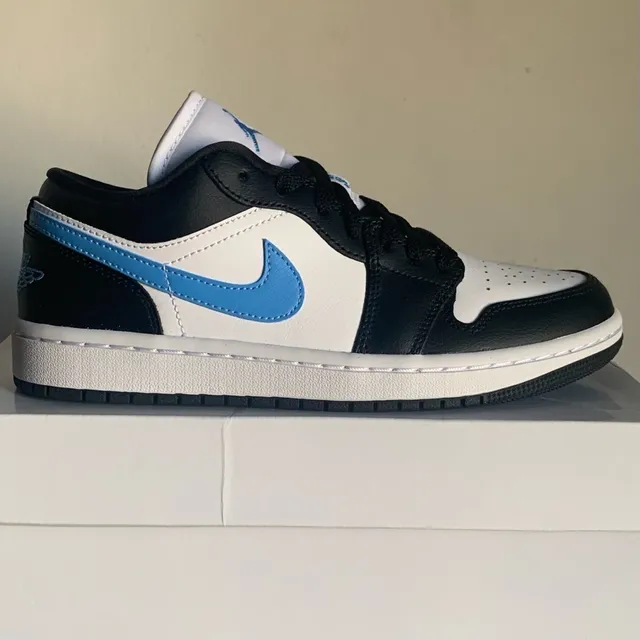 JORDAN 1 LOW BLACK UNIVERSITY BLUE TAM. 37BR