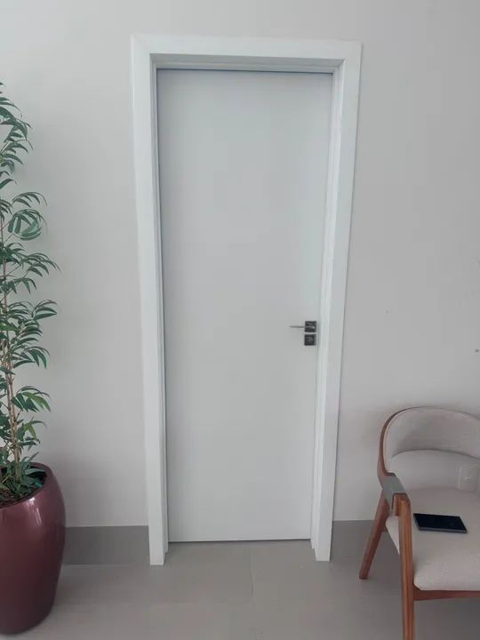 Porta em PVC de alta resistência para residência novíssima!!! Porta com portais e alisares