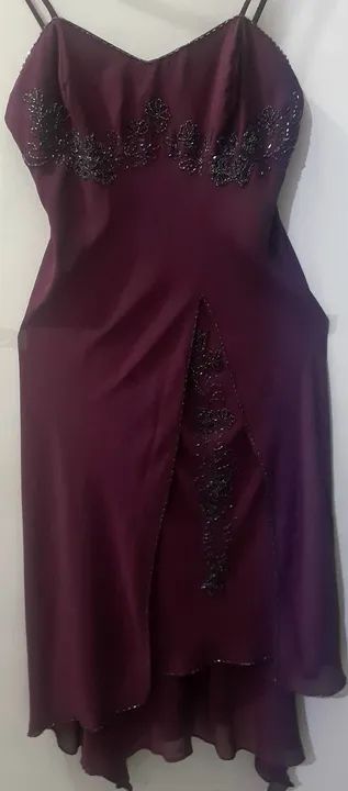 Magnífico Vestido Longo, cor Lilás com Cachecol, fenda e apliques, para Festas e Eventos. - Foto 2