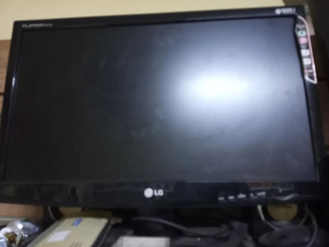 Uma TV de 50 polegadas uma de 34 e uma de14 e dois monitores 