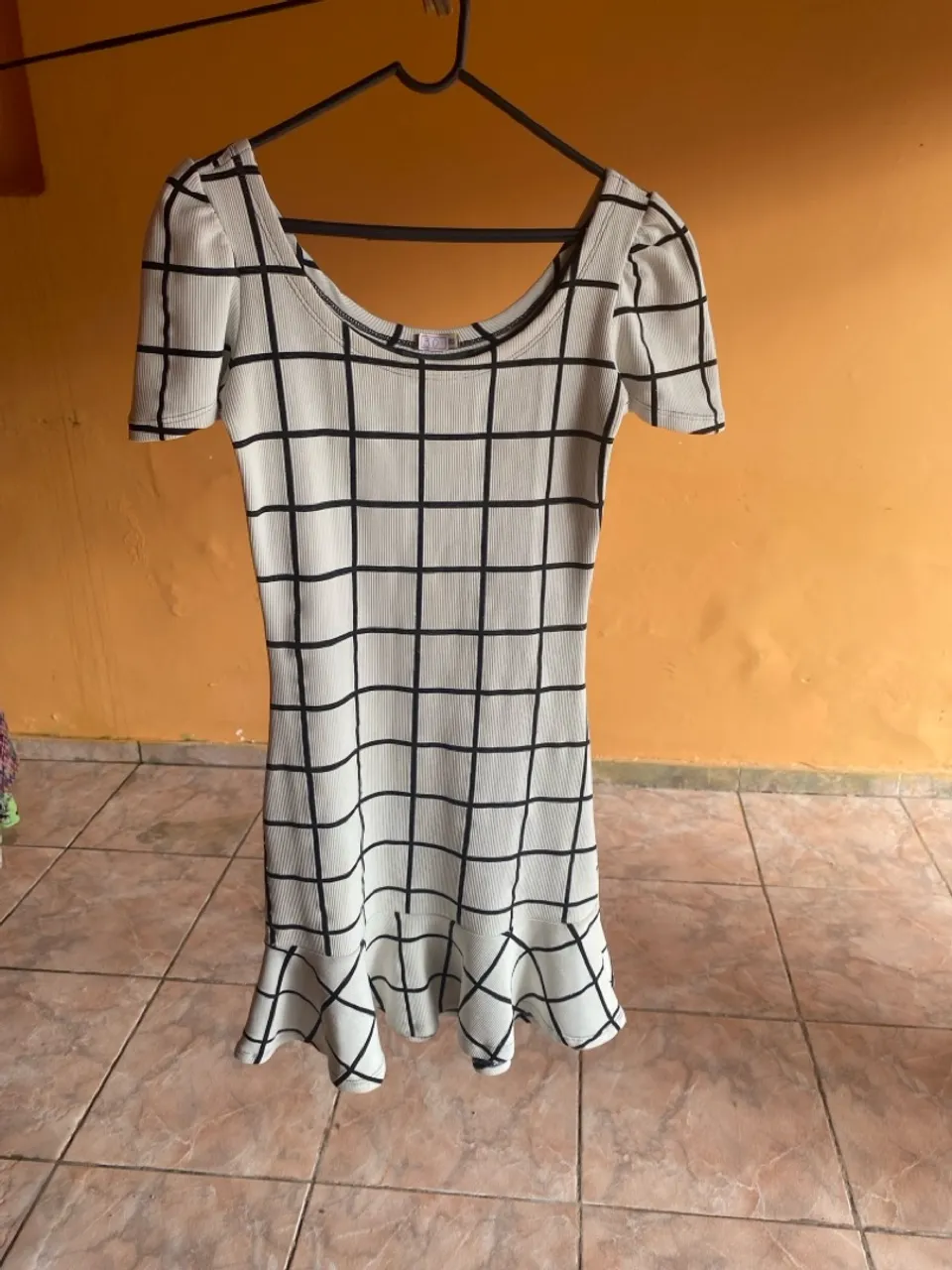 Vestido feminino com estampa xadrez