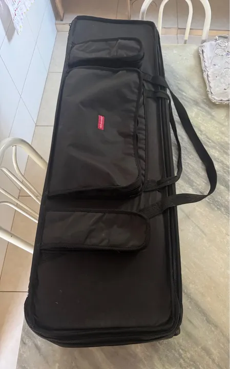 Vendo um case para teclados de até 76 teclas. Meu zap é *
