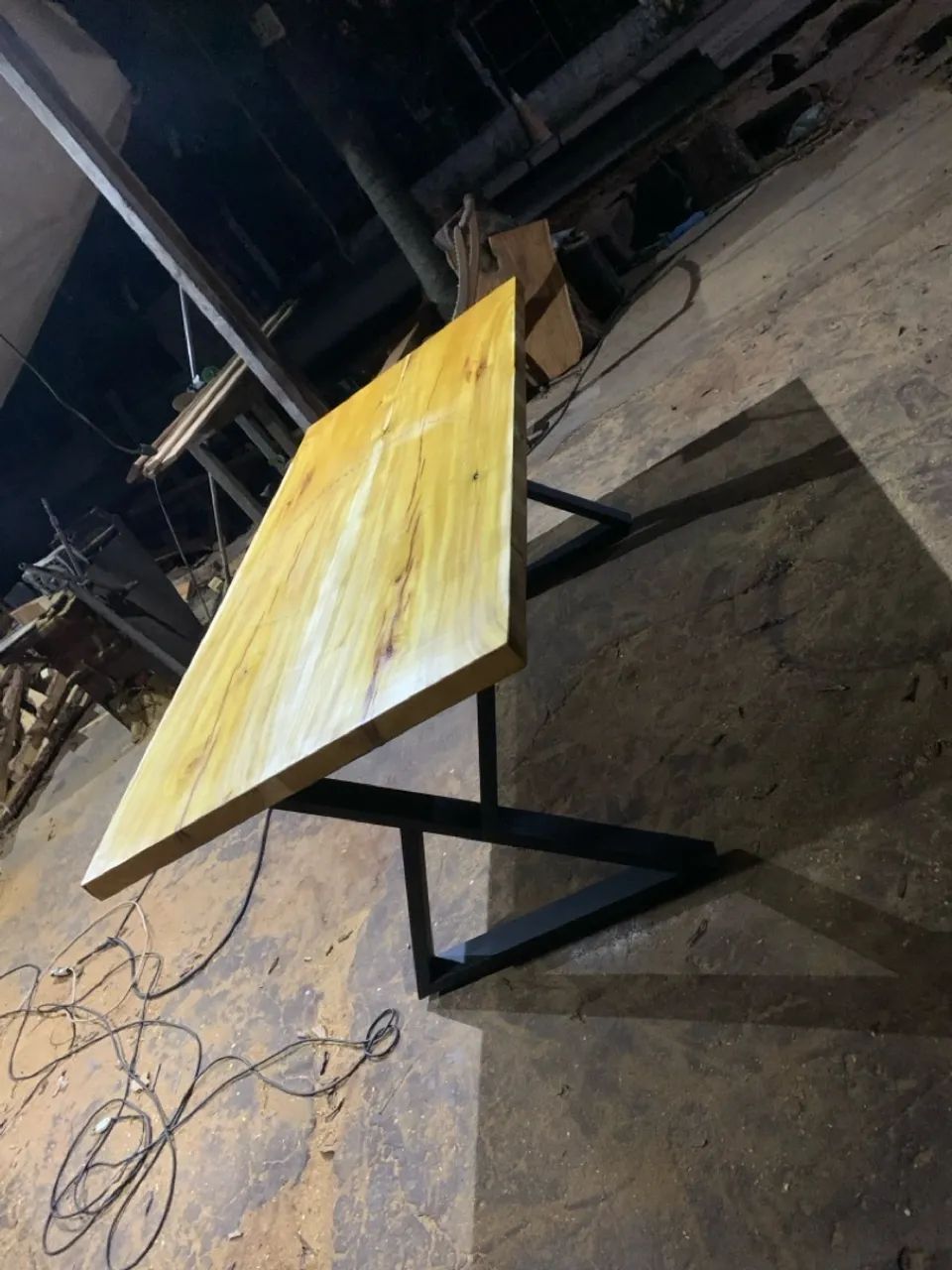 Mesa com base em metalon ?65566255573123121