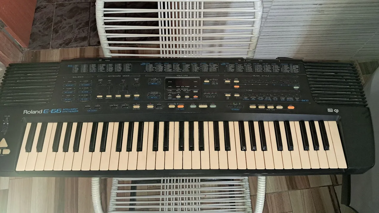 Teclado Roland E-66