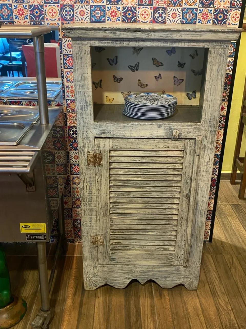 Armário de madeira de demolição