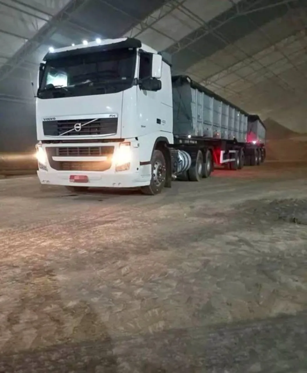 Volvo FH 460 2013 + Rodocaçamba Noma 2014