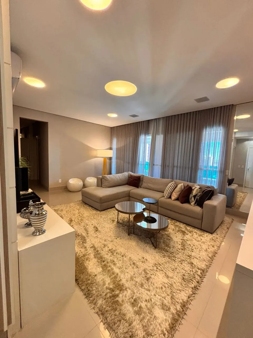 Apartamento com 3 suítes e sacada e armários planejados