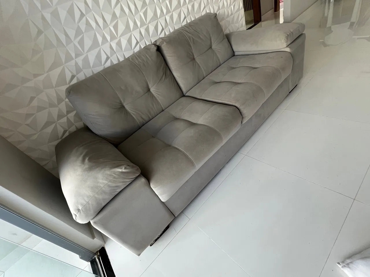 Sofá Cinza Confortável para Sala de Estar