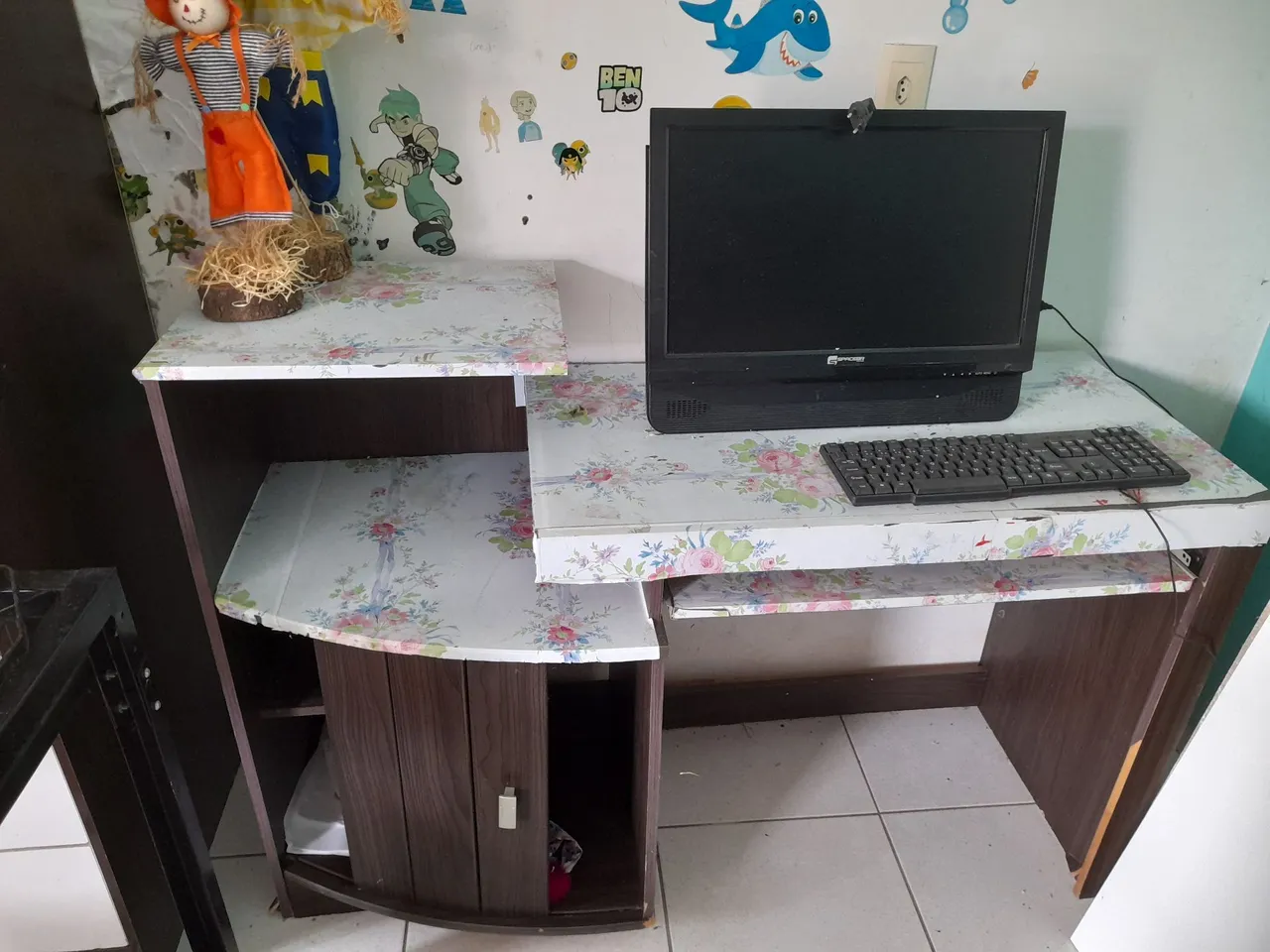 Mesa de computador em madeira com gaveta e nichos