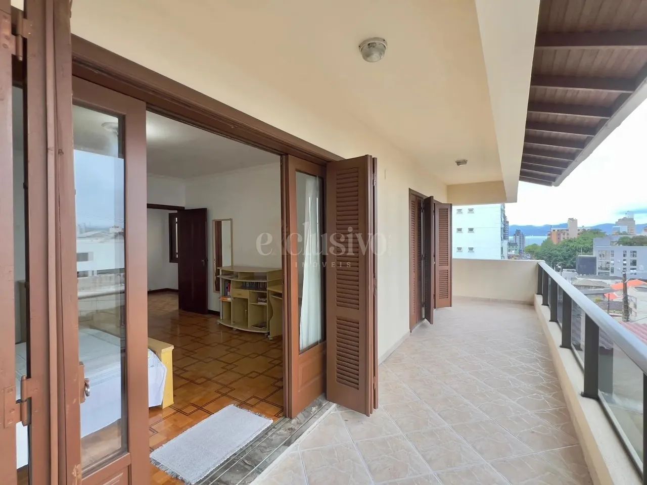Ampla casa com 5 dormitórios e localização privilegiada - Foto 2
