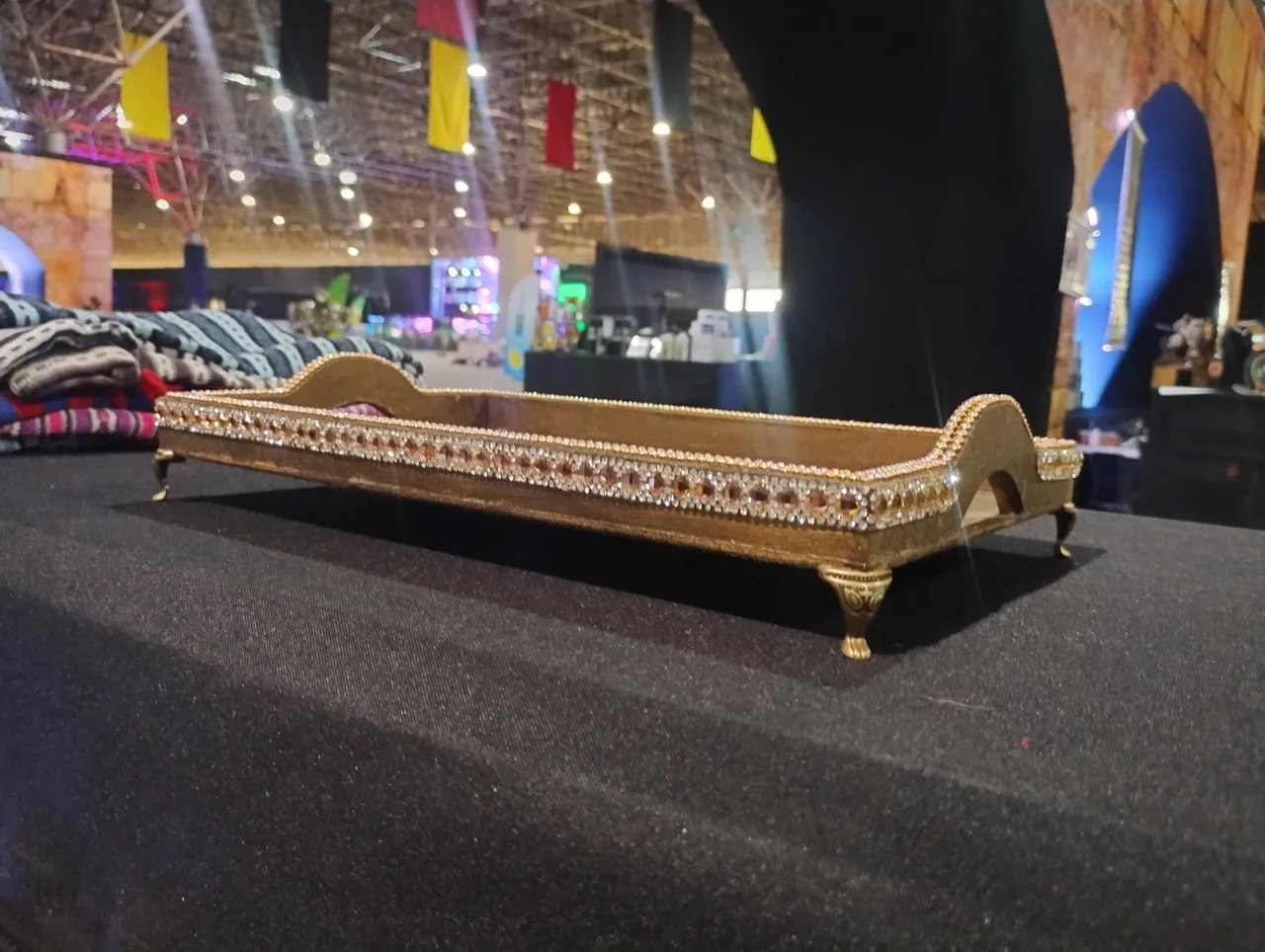 Bandeja Decorativa Dourada com Detalhes em Strass