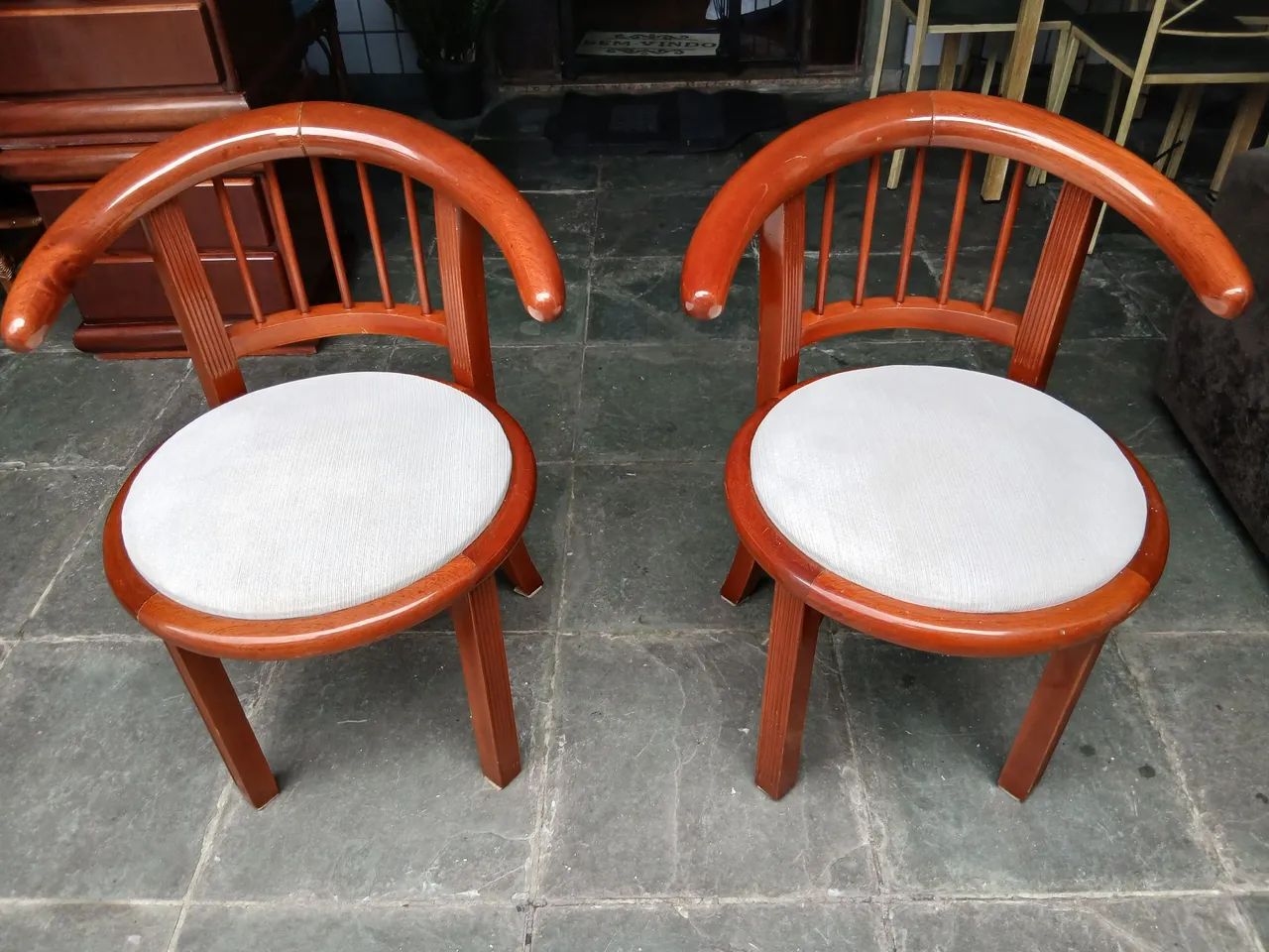 Par de Poltronas de Madeira Maciça novinhas.