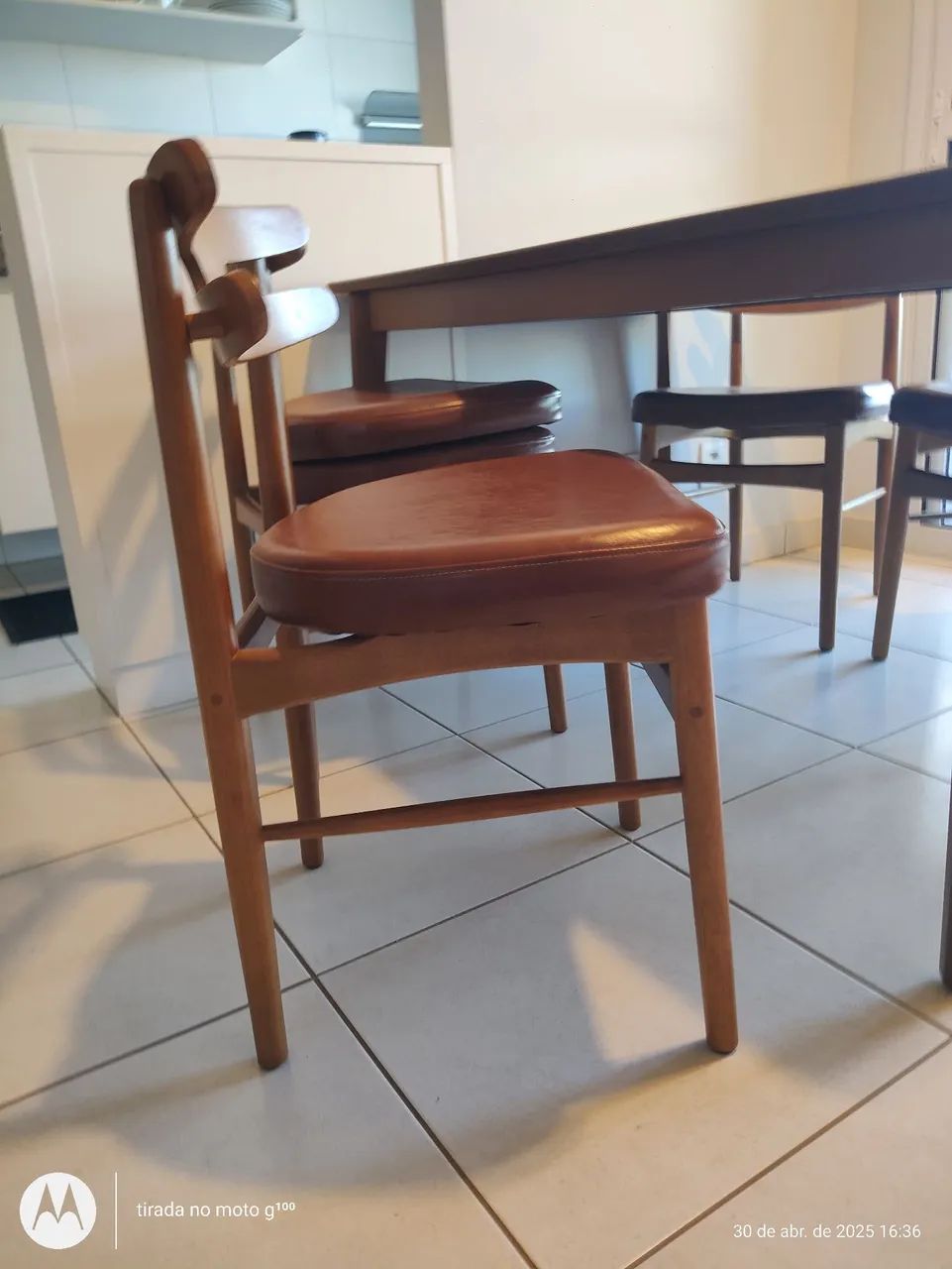 Vendo mesa de madeira com 4 cadeiras. Excelente estado de conservação. Impecável.  - Foto 4